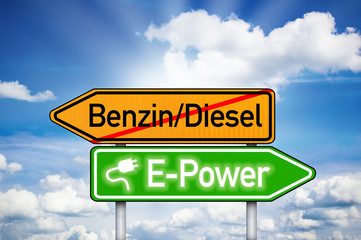 Schild Wegweiser mit Benzin/Diesel und E-Power