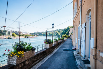 Fototapeta premium La Saône et le Quai Jean-Jacques Rousseau vers Perrache