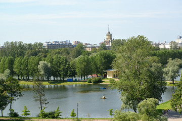 Fototapeta na wymiar View of the Admiralty pond in the Moscow Victory park. St. Peter