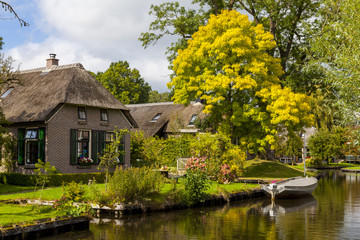 Fototapeta na wymiar Haus in Dwarsdracht, Niederlande