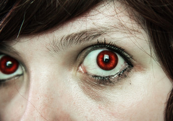 Mirada de mujer joven con los ojos rojos  - obrazy, fototapety, plakaty