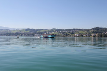 "Herzbaracke" - schwimmendes Theater auf dem Z&uuml;richsee