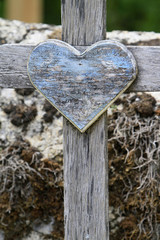 Coeur en bois sur une croix.