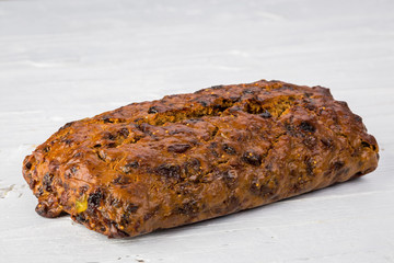 Früchte Vollkorn Brot auf weißen Holz Hintergrund