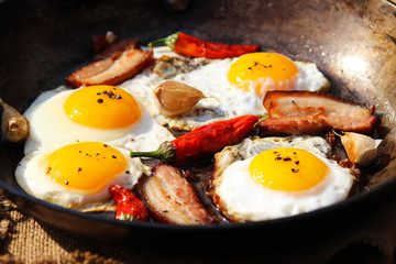 Fried eggs with bacon and garlic