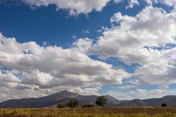 Bewölkte Gebirgslandschaft