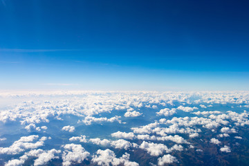 Naklejka premium Luftbild vom Flugzeug - über den Wolken