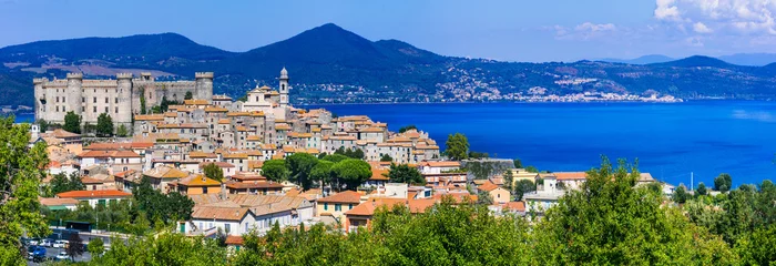 Badezimmer Foto Rückwand Panoramic view of village and medieval castle in Lago di Bracciano © Freesurf
