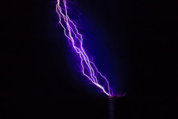 Blitze mit einer Teslaspule in dunklen Raum