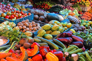 Bunter Gemüse-Marktstand in der Karibik 