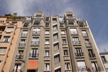 Fototapeta premium Immeuble en briques grises à Paris