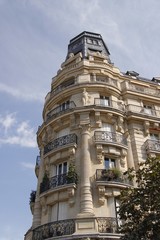 Fototapeta na wymiar Immeuble haussmannien du quartier du Luxembourg à Paris