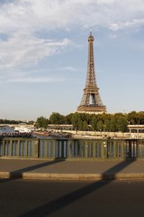 Fototapeta na wymiar Tour Eiffel vue depuis le Pont de Bir Hakeim à Paris