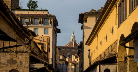 Fototapeta na wymiar Santa Maria del Fiore's Brunelleschi cupola from Ponte Vecchio bridge
