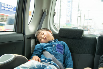 車中で眠る男の子