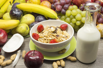 desayuno de cereales, frutas de temporada y leche fresca