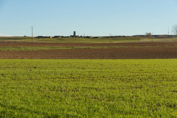 Paisaje de campo on pueblo agrícola en otoño