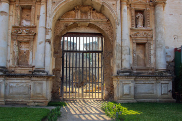 Ruinas de iglesia católica