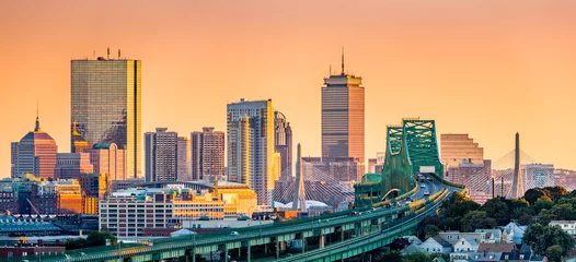 Photo sur Plexiglas Lieux américains Pont Tobin, pont Zakim et panorama sur les toits de Boston au coucher du soleil.