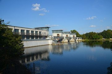 Fototapeta na wymiar Laufwasserkraftwerk bei Petershagen