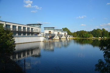 Fototapeta na wymiar Laufwasserkraftwerk bei Petershagen