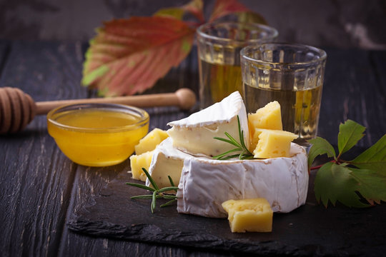 Camembert cheese with honey and wine