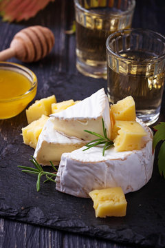 Camembert cheese with honey and wine