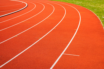 Laufbahnen bzw. Kampfbahnen auf einem Sportplatz