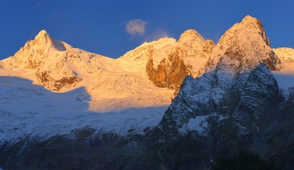 Obraz premium Sunrise in fall