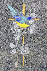 Croix sur une pierre tombale avec une hirondelle en illustration. / Cross on a tombstone with a swallow in illustration. © lemélangedesgenres