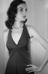 Портрет красивой девушки в образе знаменитой голливудской кинодивы портрет мода кино ностальгия макияж прическа