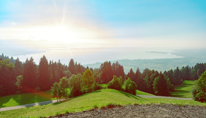 Bodensee Panorama im Sonnenuntergang mit Sicht auf die Alpen © nik0.0kin
