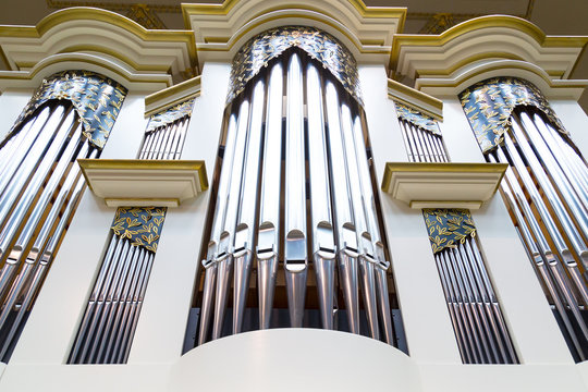 Pipe organ in the concert hall