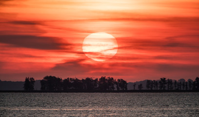 Obraz premium sonnenaufgang über dem barther bodden