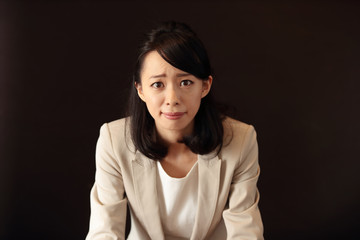 訴える若い女性