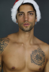Magnifique jeune homme portant un bonnet de Noël 