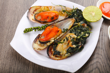 Baked mussels with spinach
