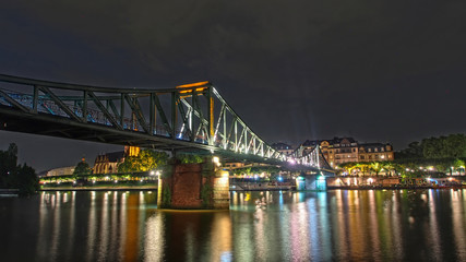 Fototapeta na wymiar Der Eiserne Steg über den Main in Frankfurt