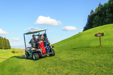 Mit dem Elektrocart auf dem Golfplatz unterwegs