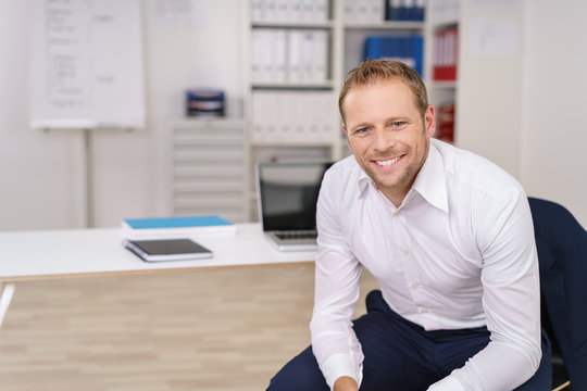 motivierter geschäftsmann mann am schreibtisch