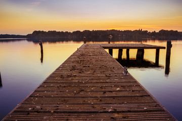 Fototapeta na wymiar Steg am See bei Sonnenuntergang