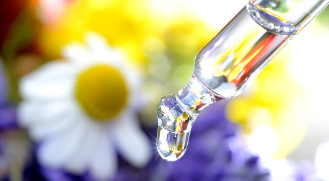 Pipette mit Tropfen Bachbl&uuml;tentherapie