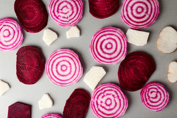 Obraz premium Fresh sliced beetroot on grey background, top view