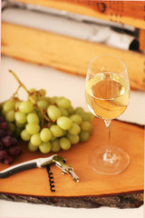 Ein Glas Weisswein und Trauben