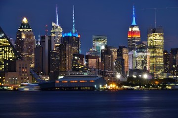 Obraz premium Night view of the Manhattan skyline in New York City seen from Edgewater, New Jersey