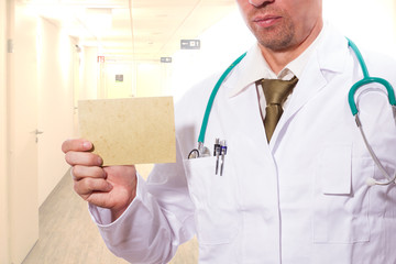 Mediziner hält ein Schild in der Hand