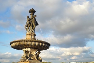 Fototapeta na wymiar fontaine et nuages