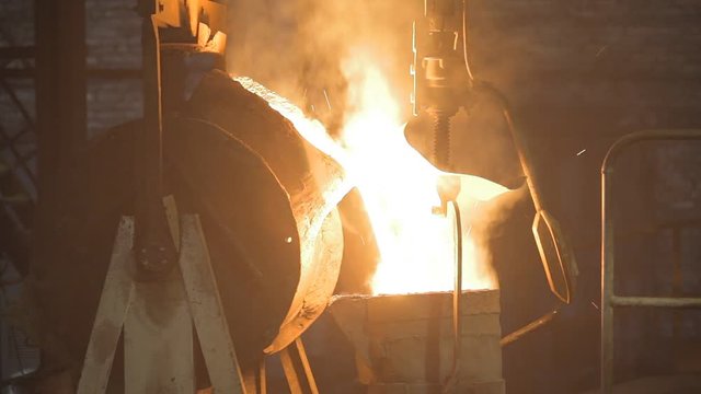 Transfusion of red-hot steel in a steel mill