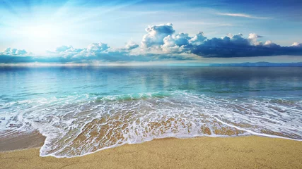 Schilderijen op glas Prachtige kustlijn van de Middellandse Zee, grote onweerswolken die over de horizon bewegen, sterke golven die in slow motion aan de kust beuken met schuim op geel zand, perfect voor film, digitale compositie © railwayfx