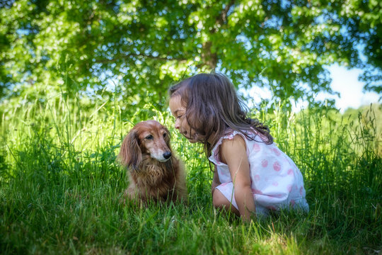 Kleines M&auml;dchen mit Hund